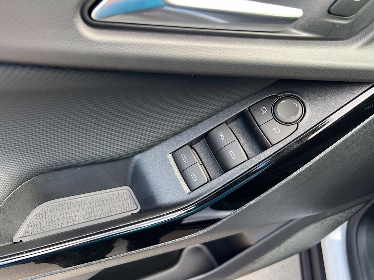 2027 Chevrolet Equinox LT - Photo 12