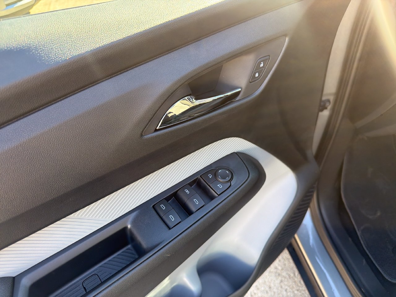 2027 Chevrolet Bolt LT, photo 12