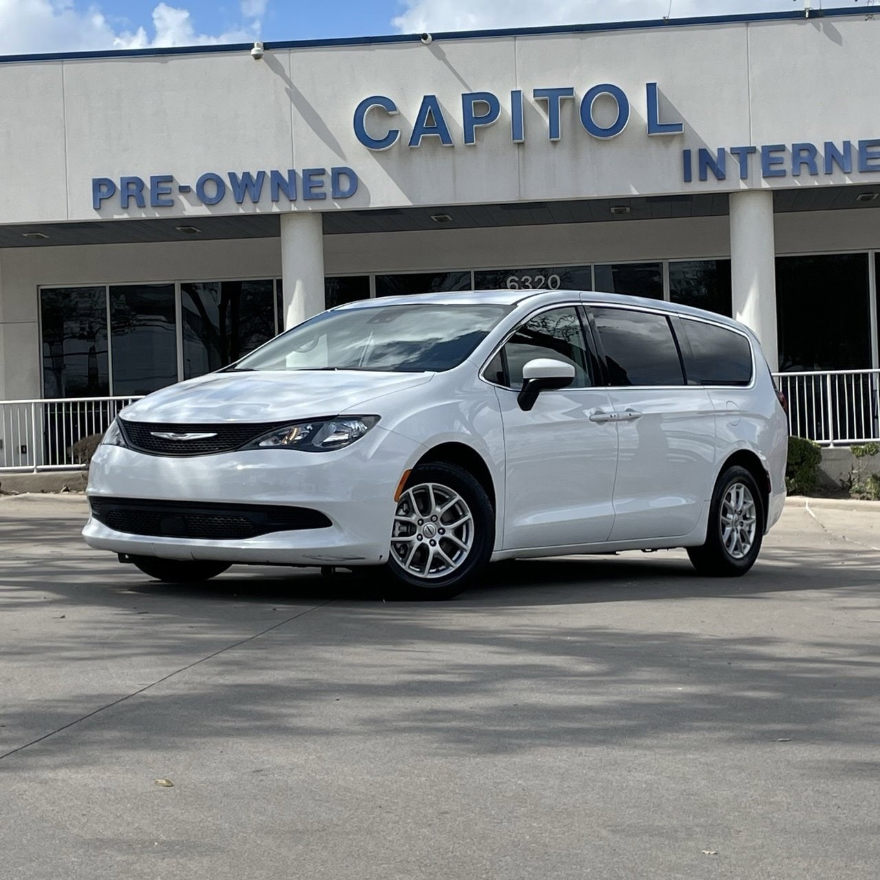 2023 Chrysler Voyager LX