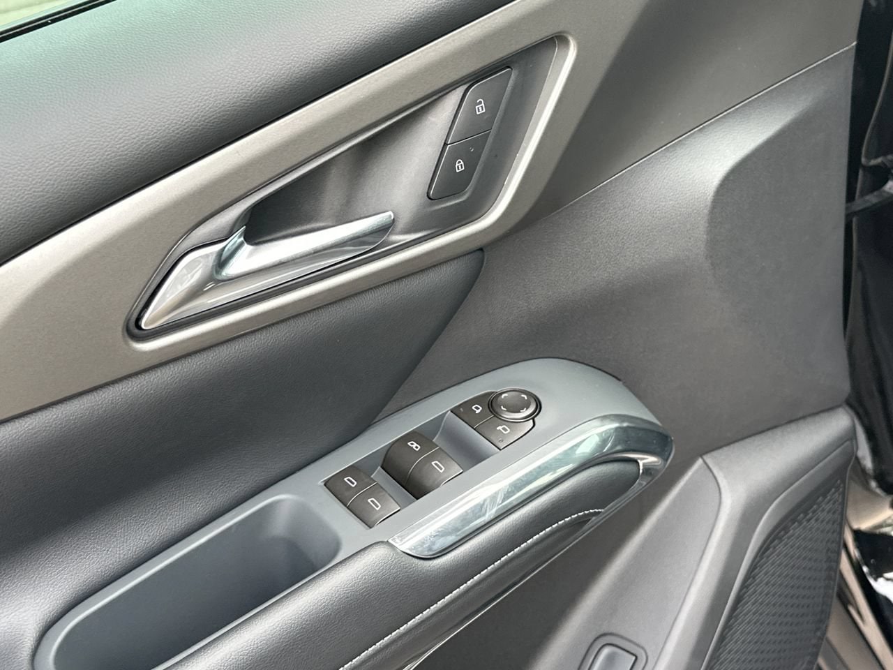 2027 Chevrolet Traverse LT SUV, photo 12
