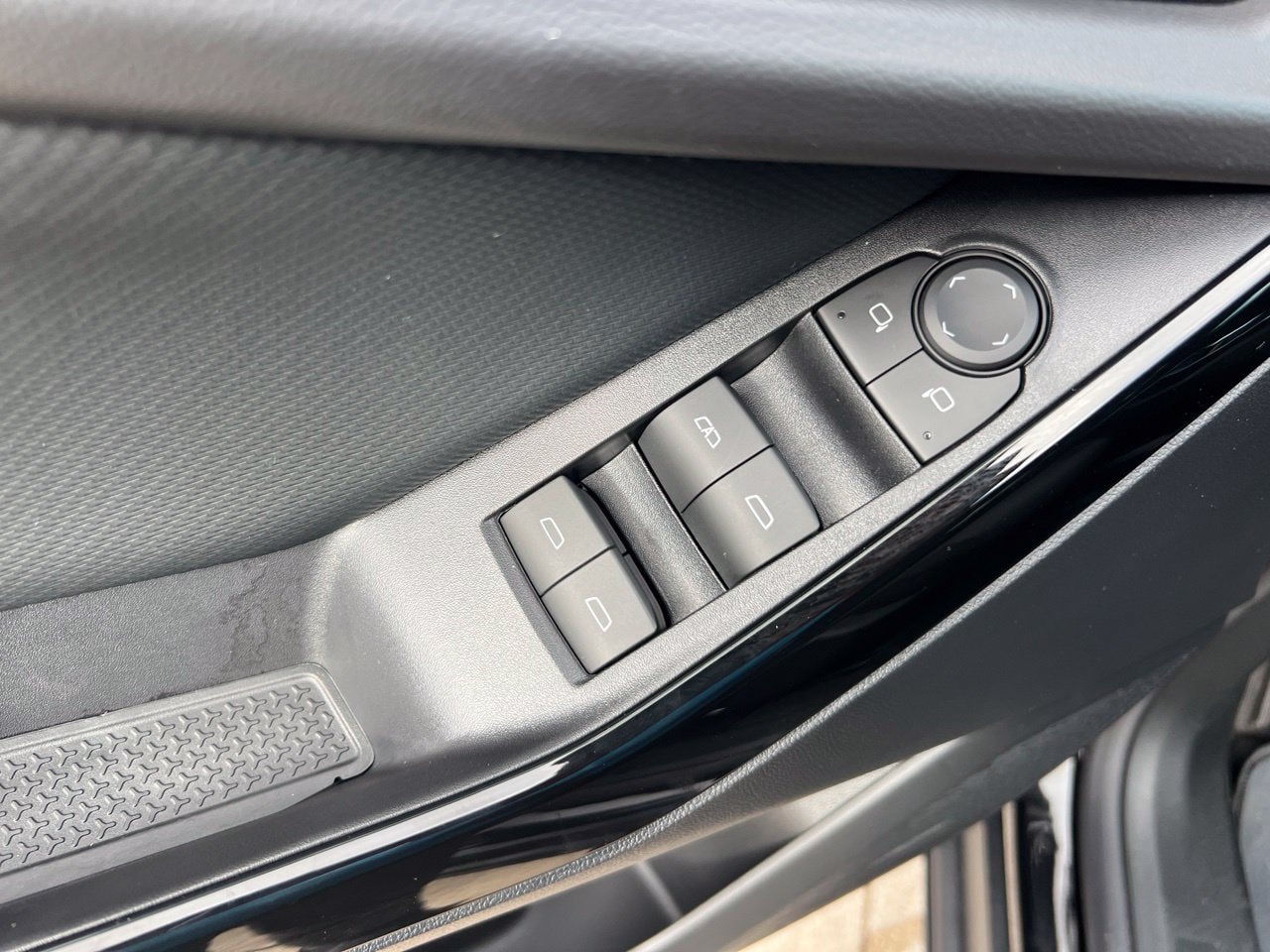 2027 Chevrolet Equinox LT SUV, photo 13