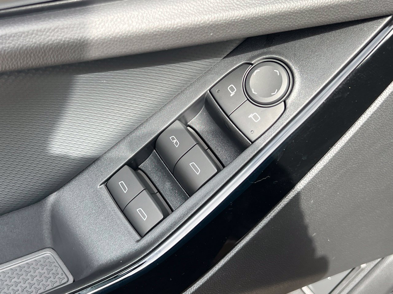 2027 Chevrolet Equinox LT - Photo 12