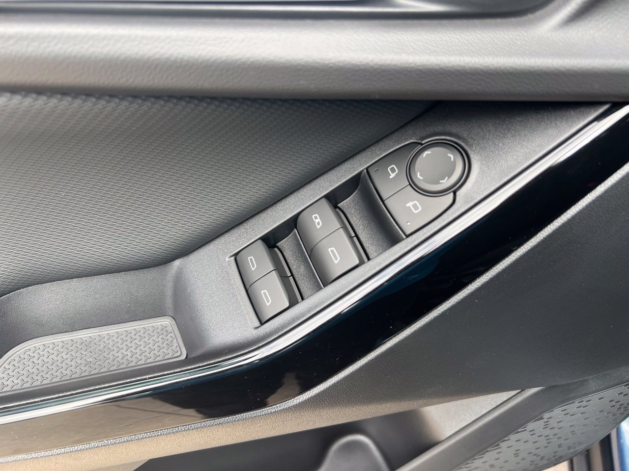 2027 Chevrolet Equinox LT - Photo 12