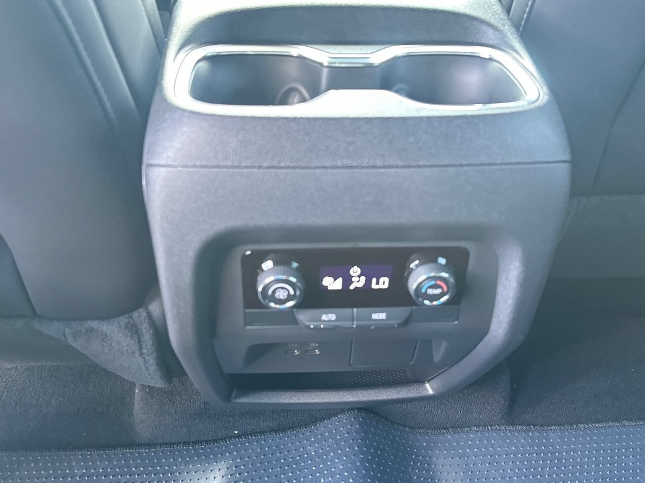 2027 Chevrolet Traverse LT SUV, photo 28