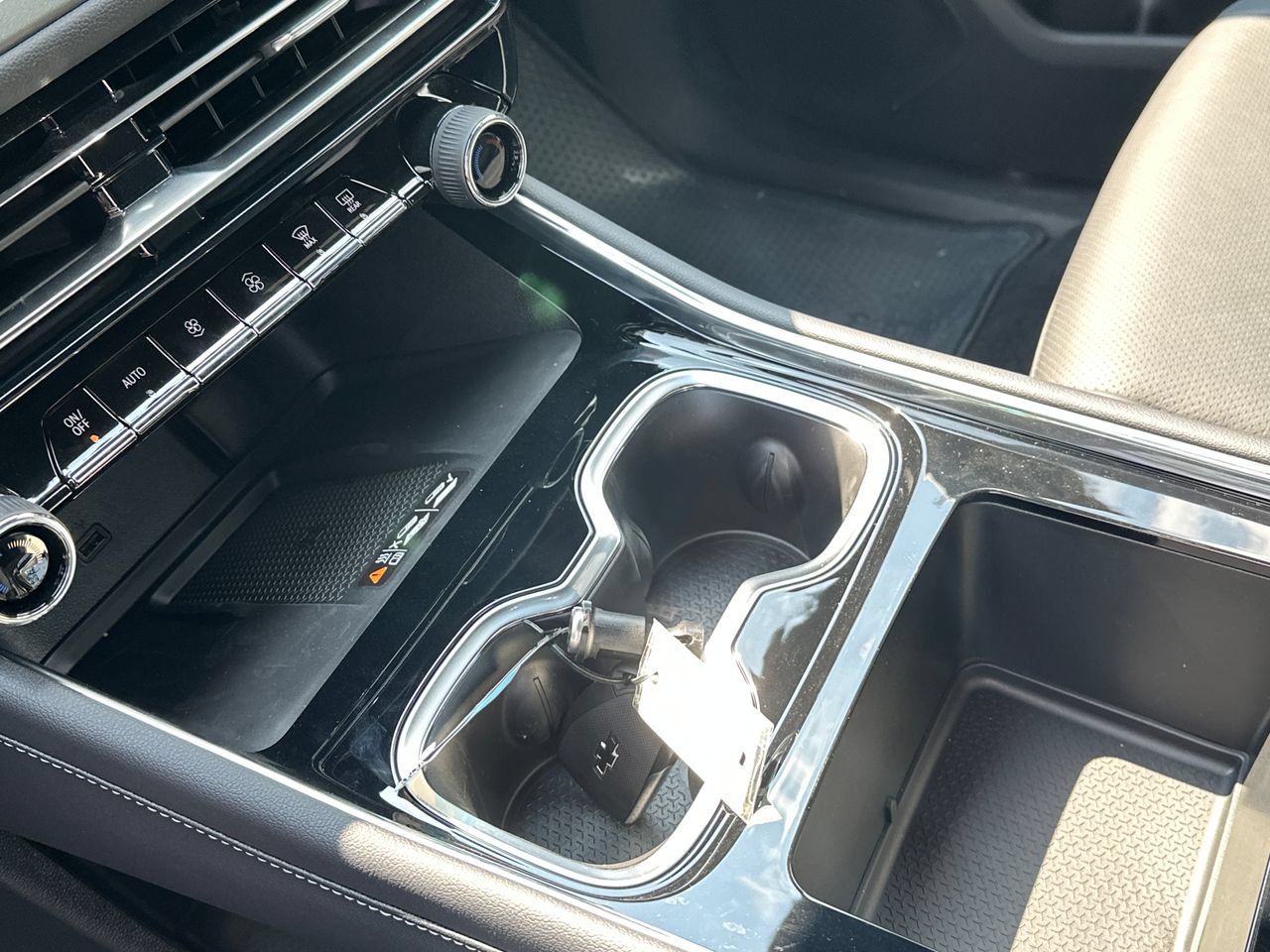 2027 Chevrolet Traverse LT SUV, photo 24