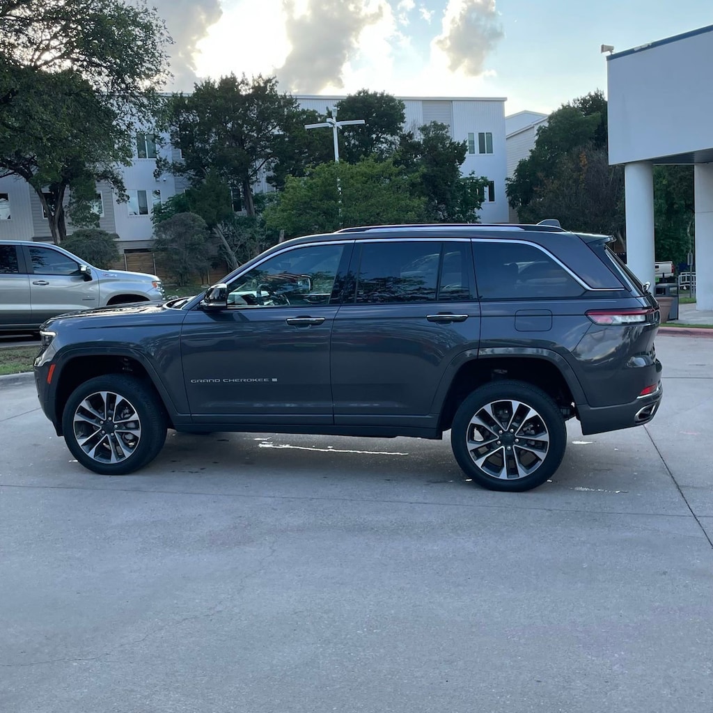 Used 2023 Jeep Grand Cherokee Overland 4x4 SUV
