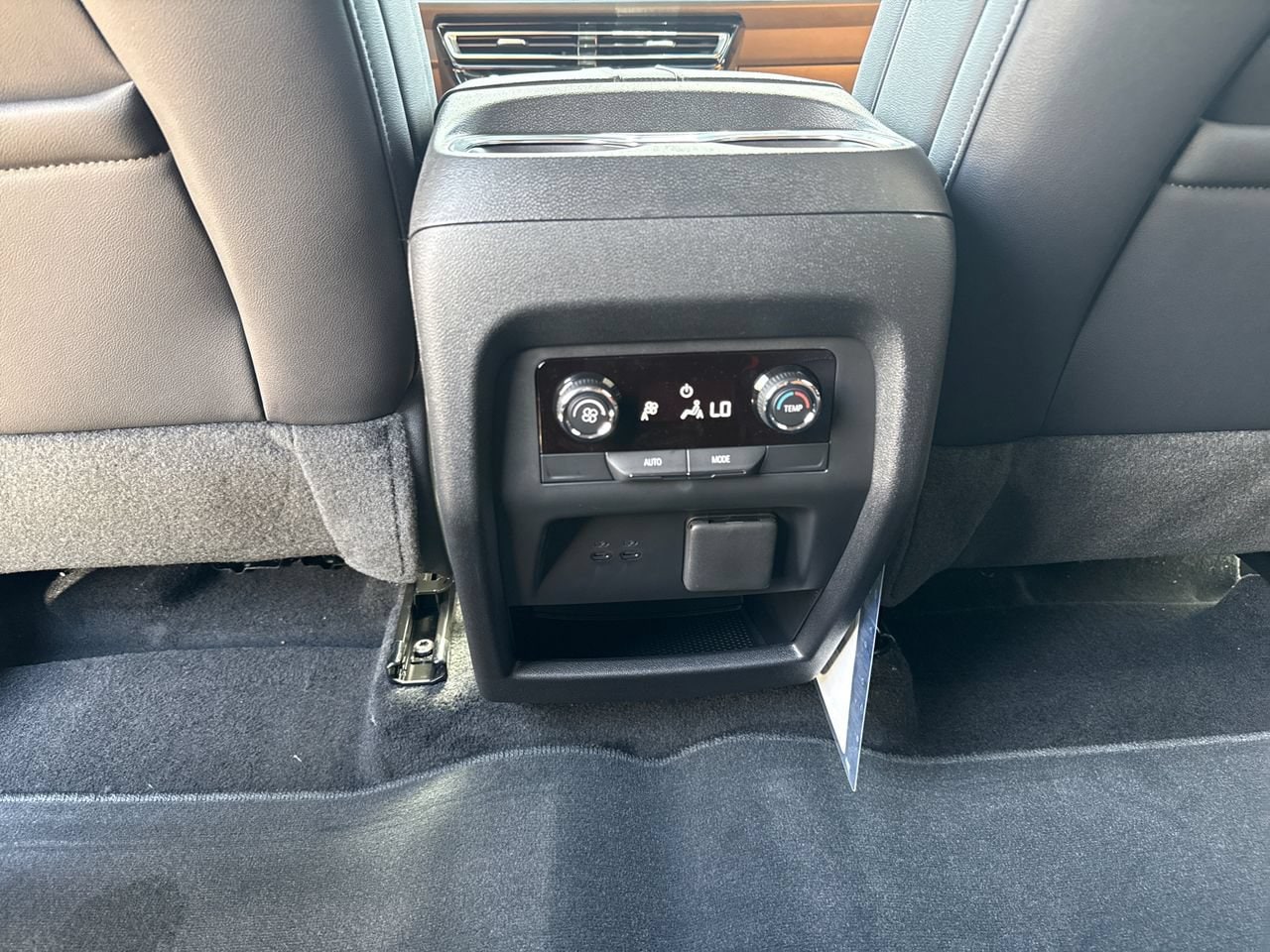 2027 Chevrolet Traverse Z71 SUV, photo 27