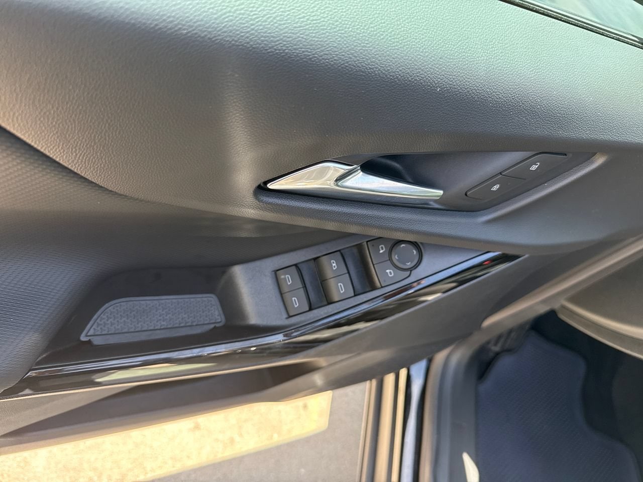 2027 Chevrolet Equinox LT - Photo 11