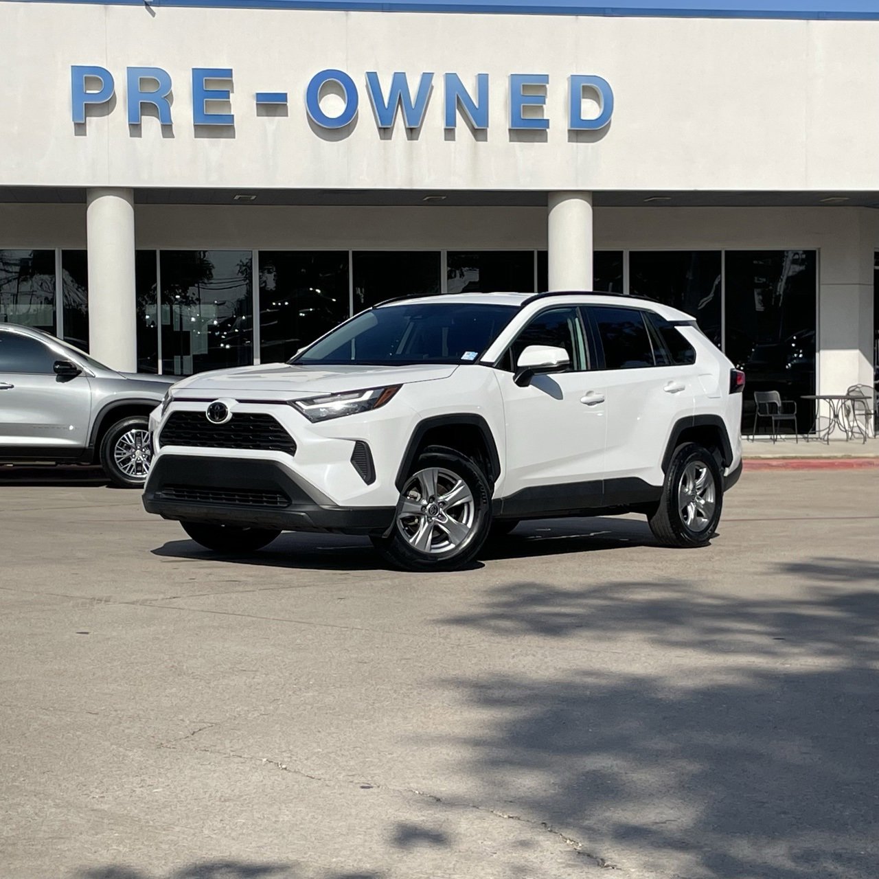2023 Toyota RAV4 XLE's photo