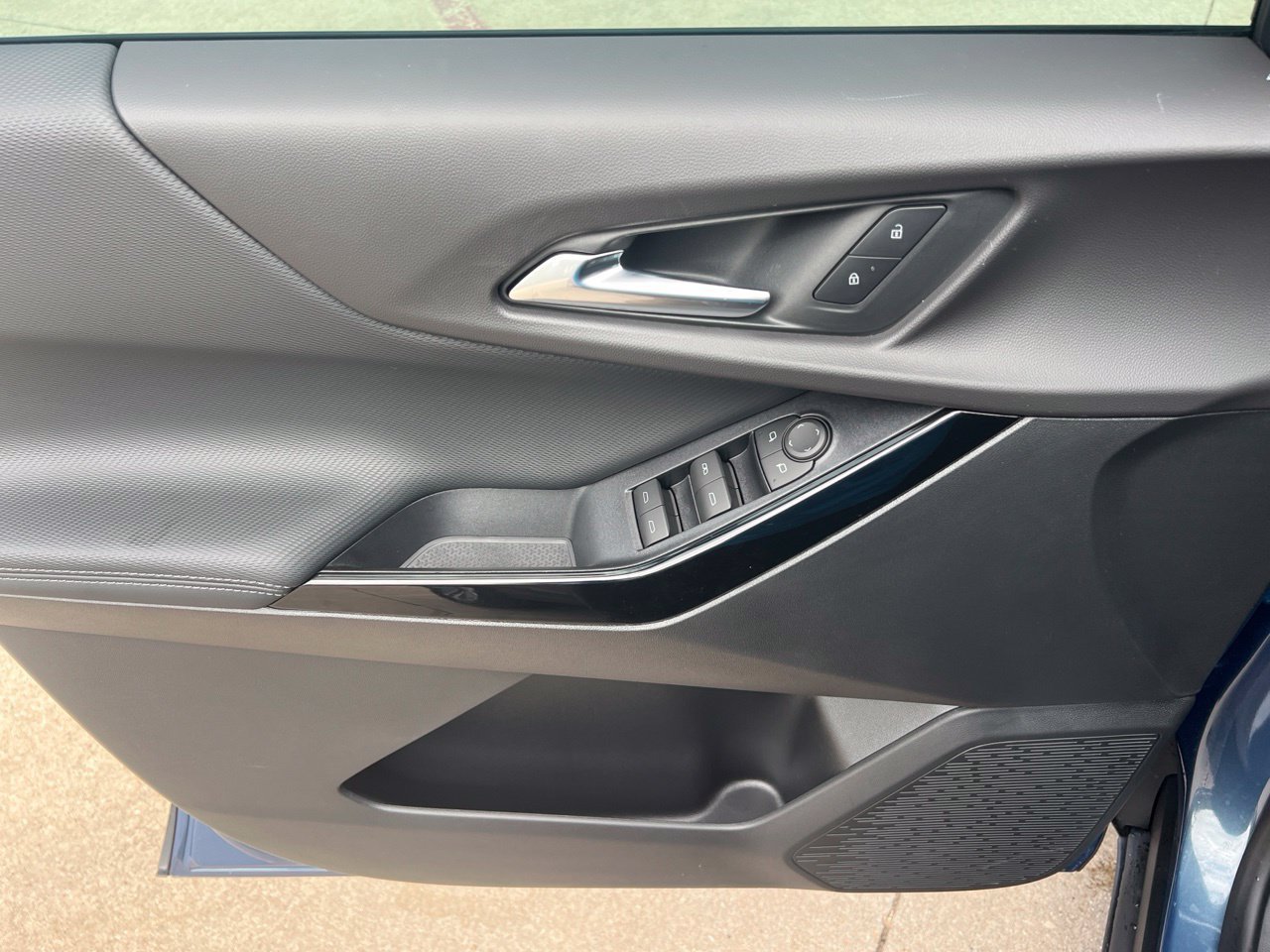 2027 Chevrolet Equinox LT - Photo 11