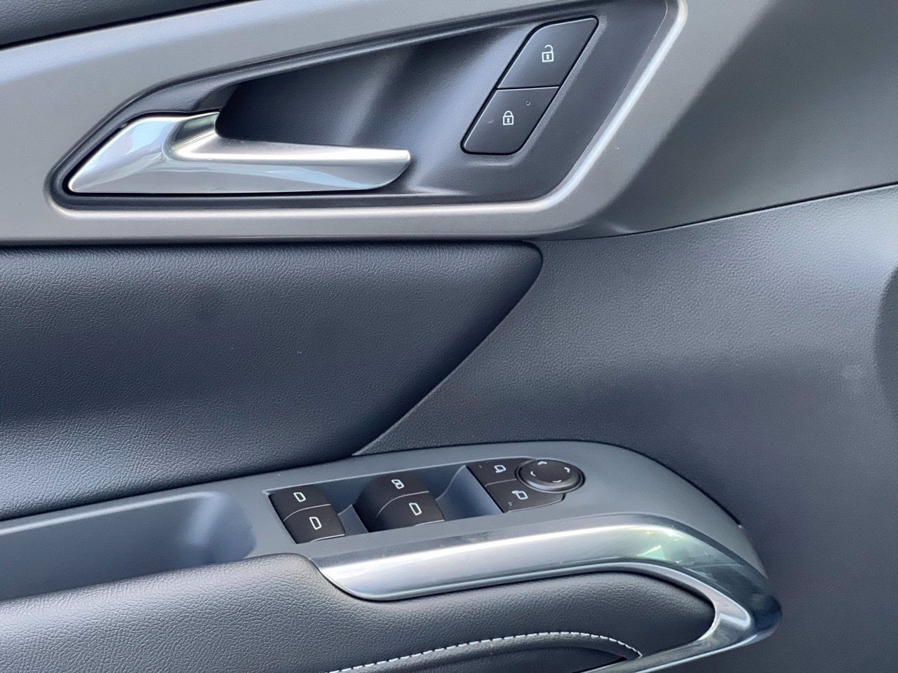 2027 Chevrolet Traverse LT SUV, photo 13