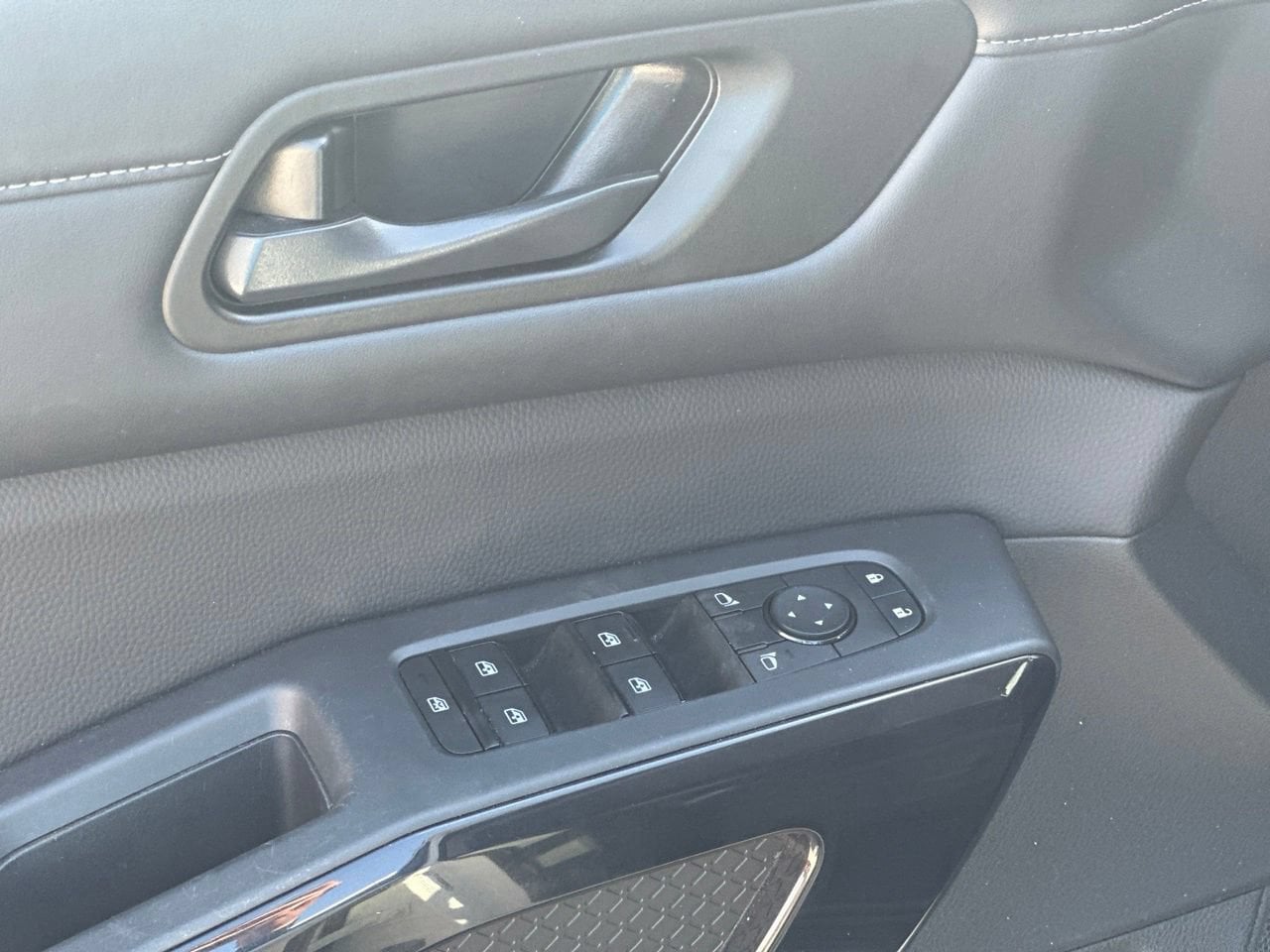 2025 Nissan Pathfinder SV - Photo 11