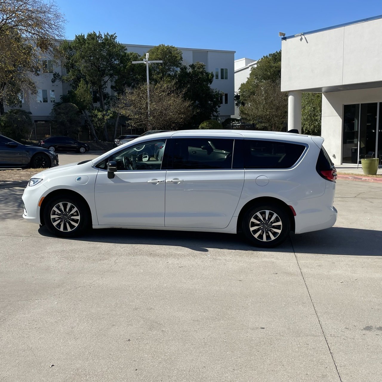2024 Chrysler Pacifica Hybrid photo 2