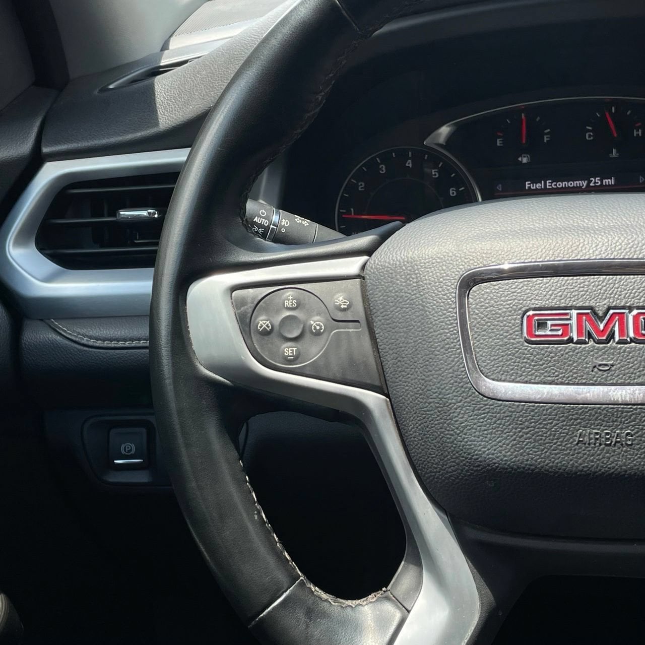 2023 GMC Acadia SLT - Photo 13