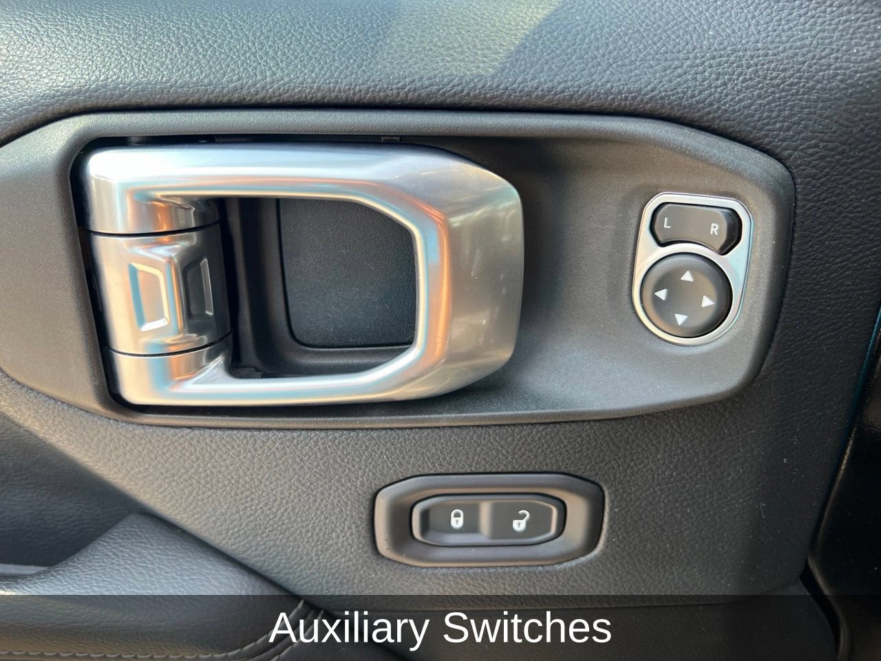 Used 2018 Black Jeep Sahara 4x4 image 12