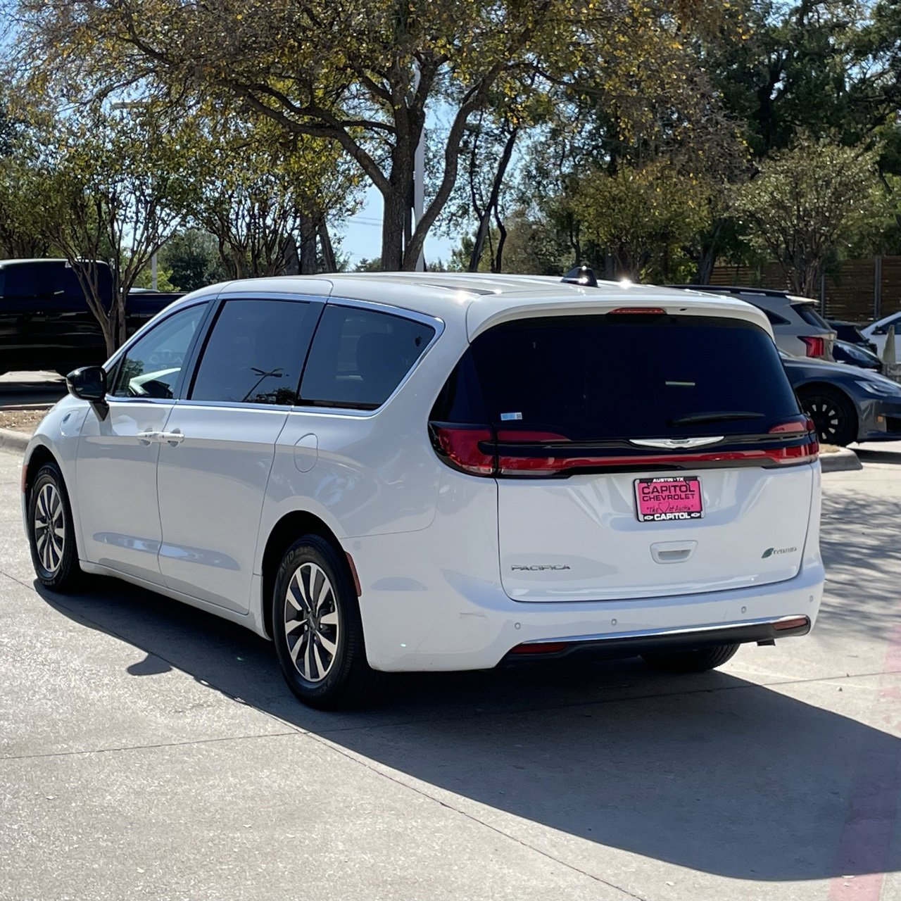 2024 Chrysler Pacifica Hybrid photo 3