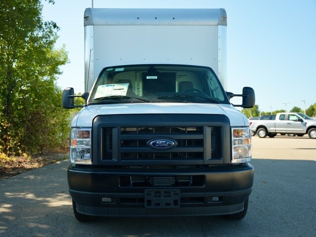 2025 Ford E-450 Cutaway photo 2