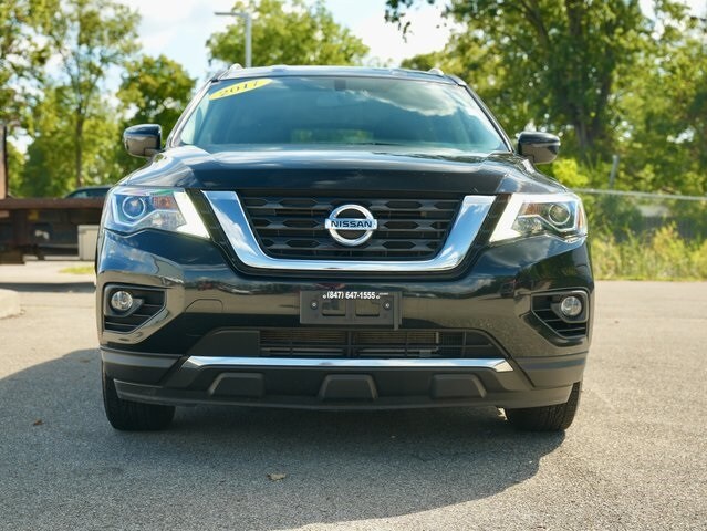2017 Nissan Pathfinder SV photo 2