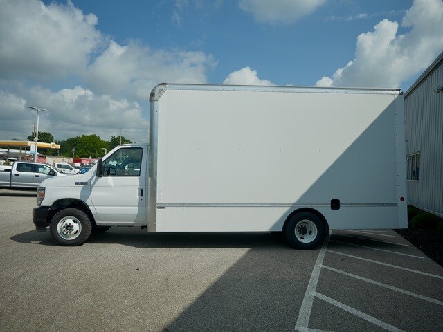 2025 Ford E-450 Cutaway photo 3