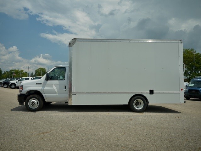 2025 Ford E-450 Cutaway photo 3