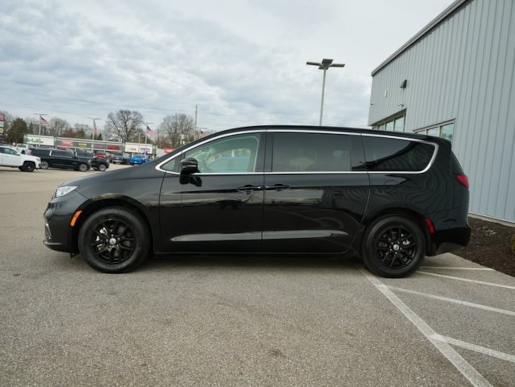 Used 2024 Chrysler Pacifica Touring L Minivan/Van