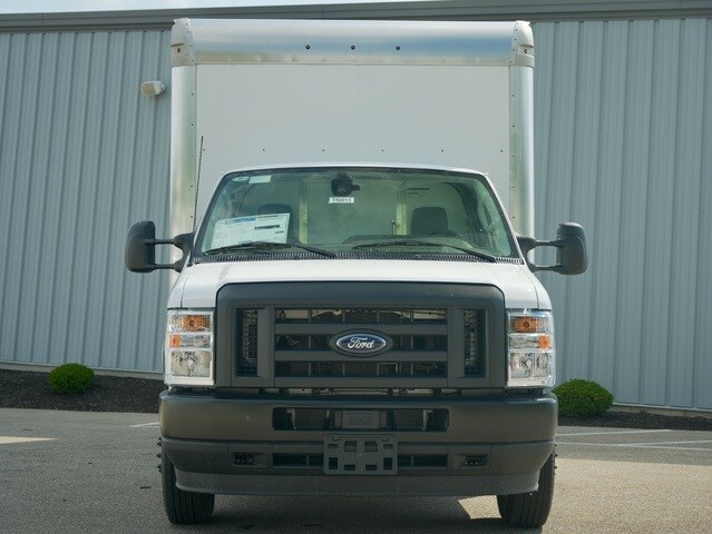 2025 Ford E-450 Cutaway photo 2