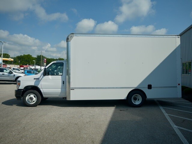 2025 Ford E-450 Cutaway photo 3