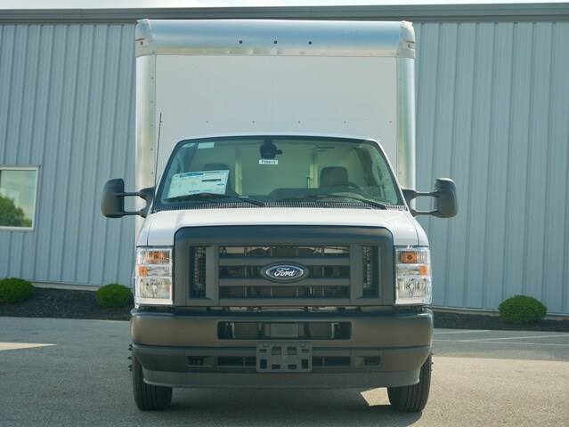 2025 Ford E-450 Cutaway photo 2