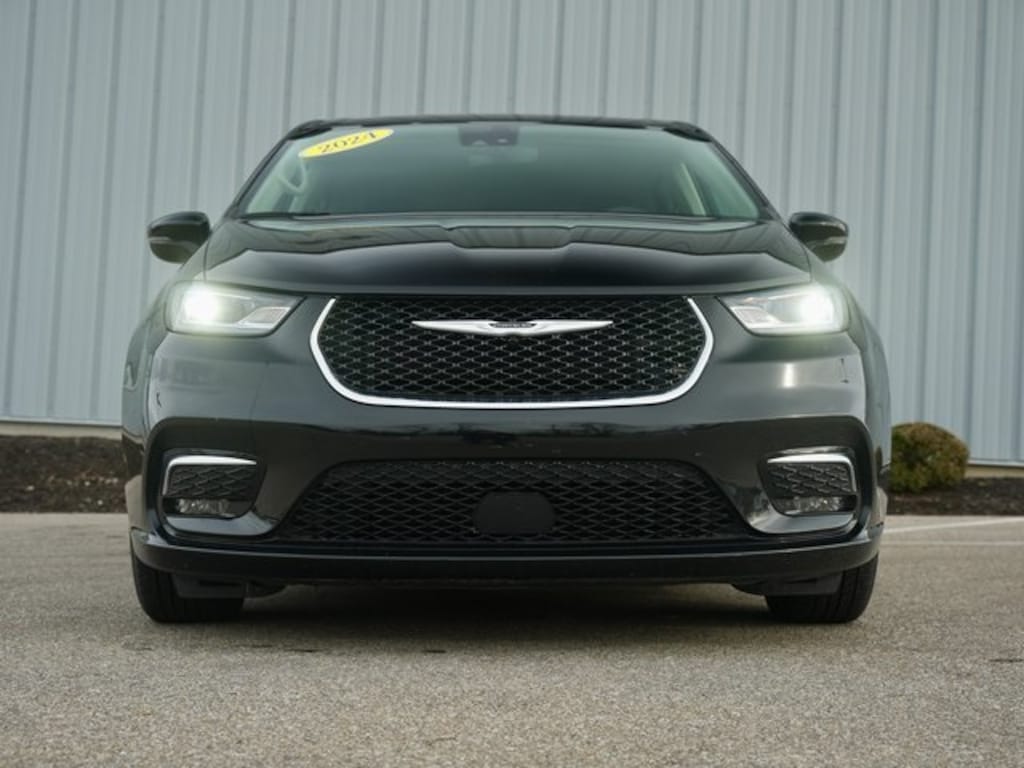 Used 2024 Chrysler Pacifica Touring L Minivan/Van