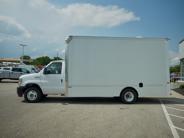 2025 Ford E-450 Cutaway Chassis Cab photo 3