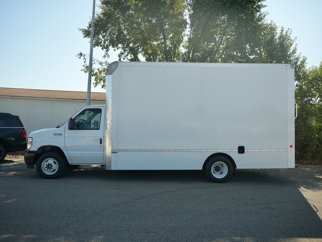 2025 Ford E-450 Cutaway photo 3