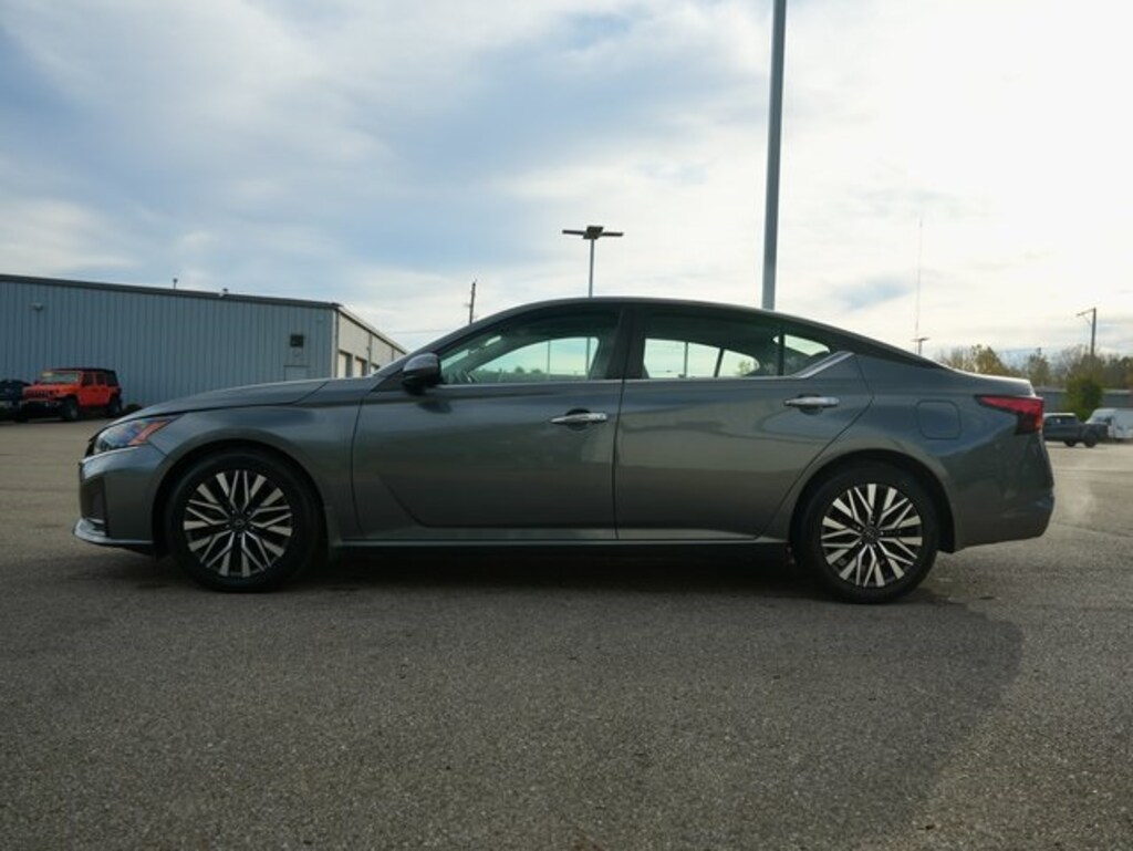 Used 2023 Nissan Altima 2.5 SV Sedan