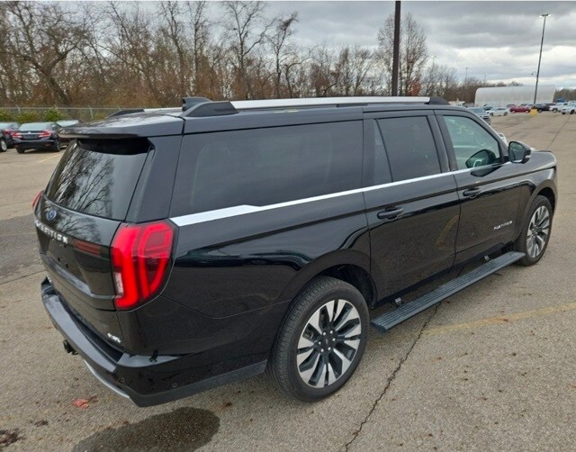 2025 Ford Expedition MAX Platinum photo 2