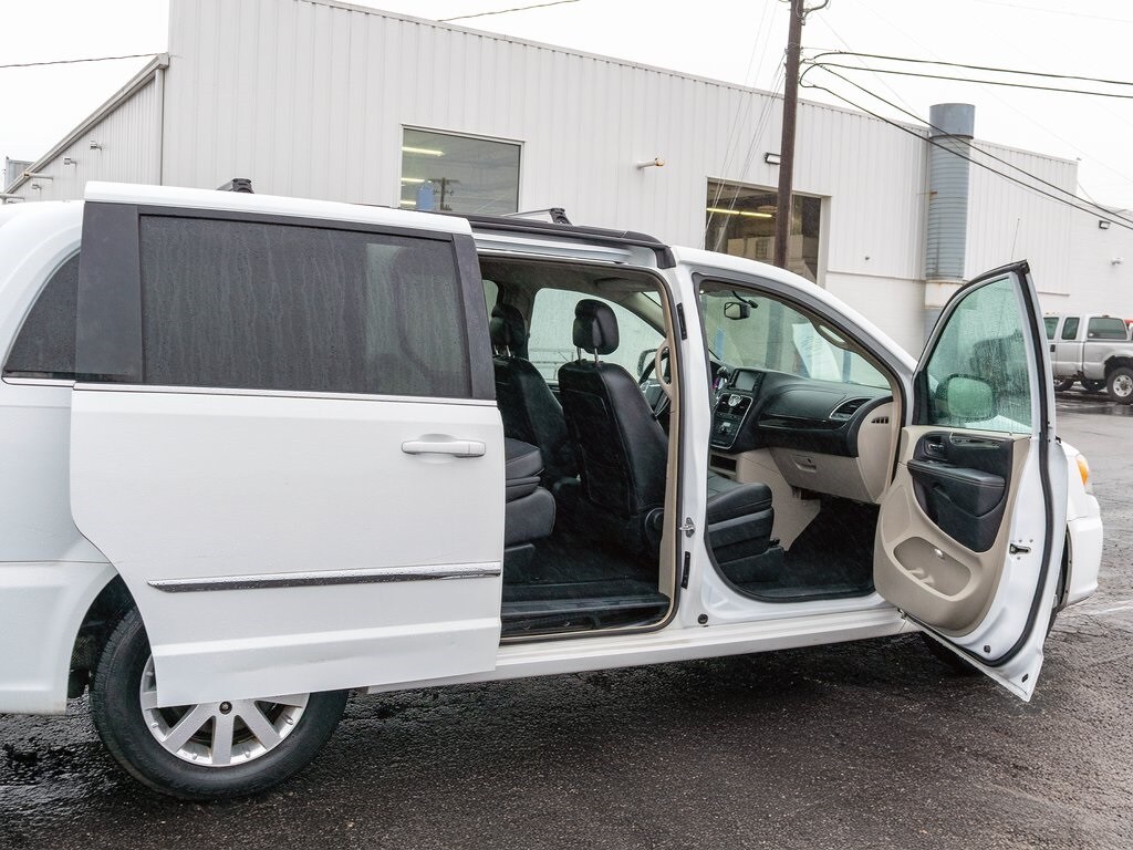 2014 Chrysler Town & Country Touring photo 3