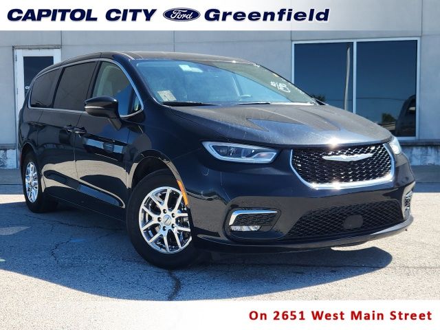 2023 Chrysler Pacifica Touring L's photo