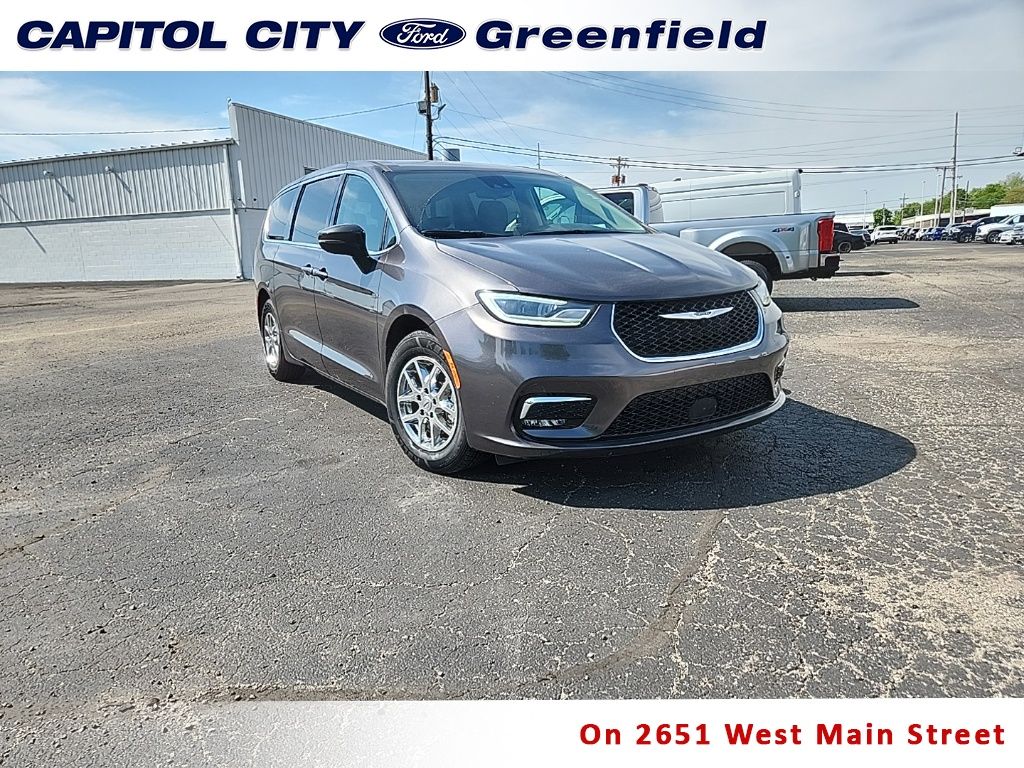 2023 Chrysler Pacifica Touring L's photo