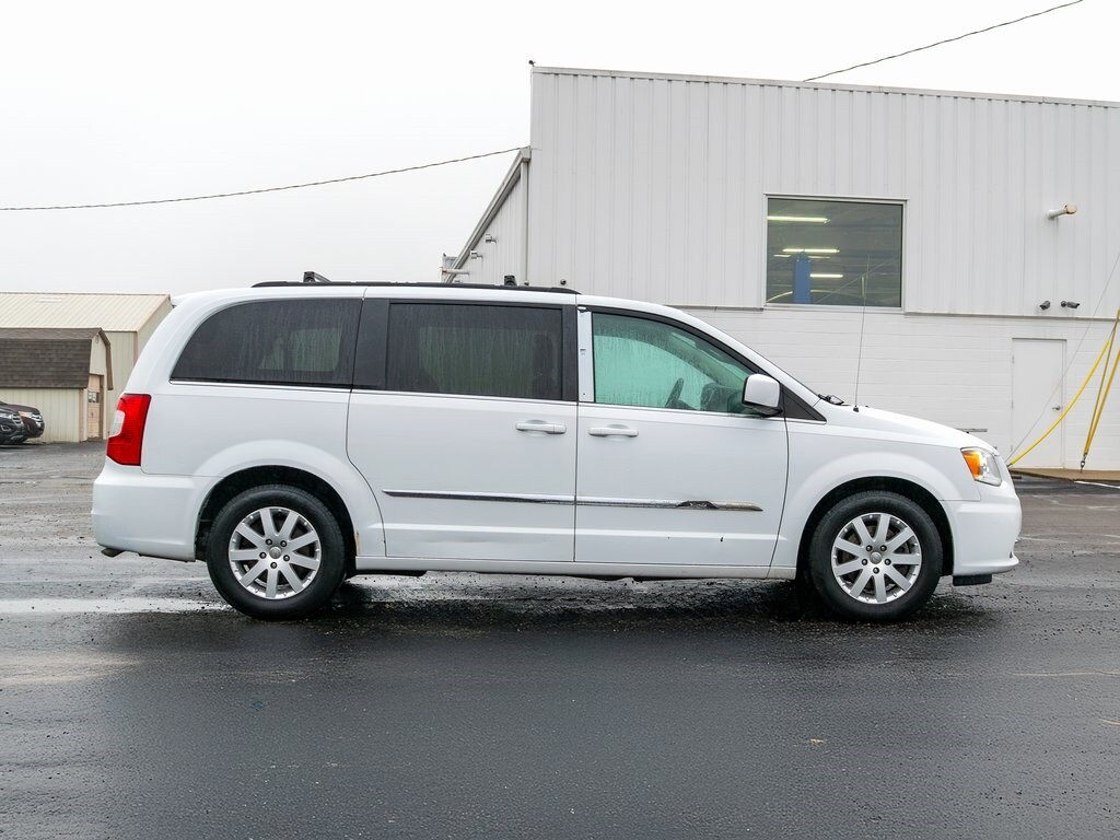 2014 Chrysler Town & Country Touring photo 2