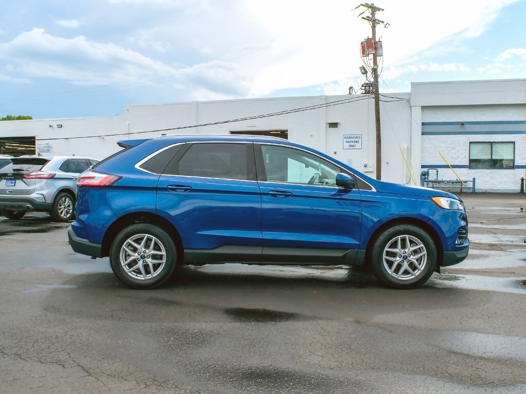 2022 Ford Edge SEL photo 2