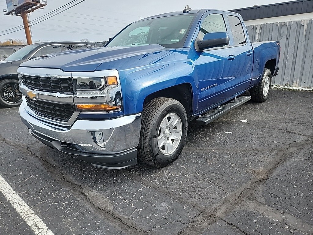 2017 Chevrolet Silverado 1500 LT photo 2