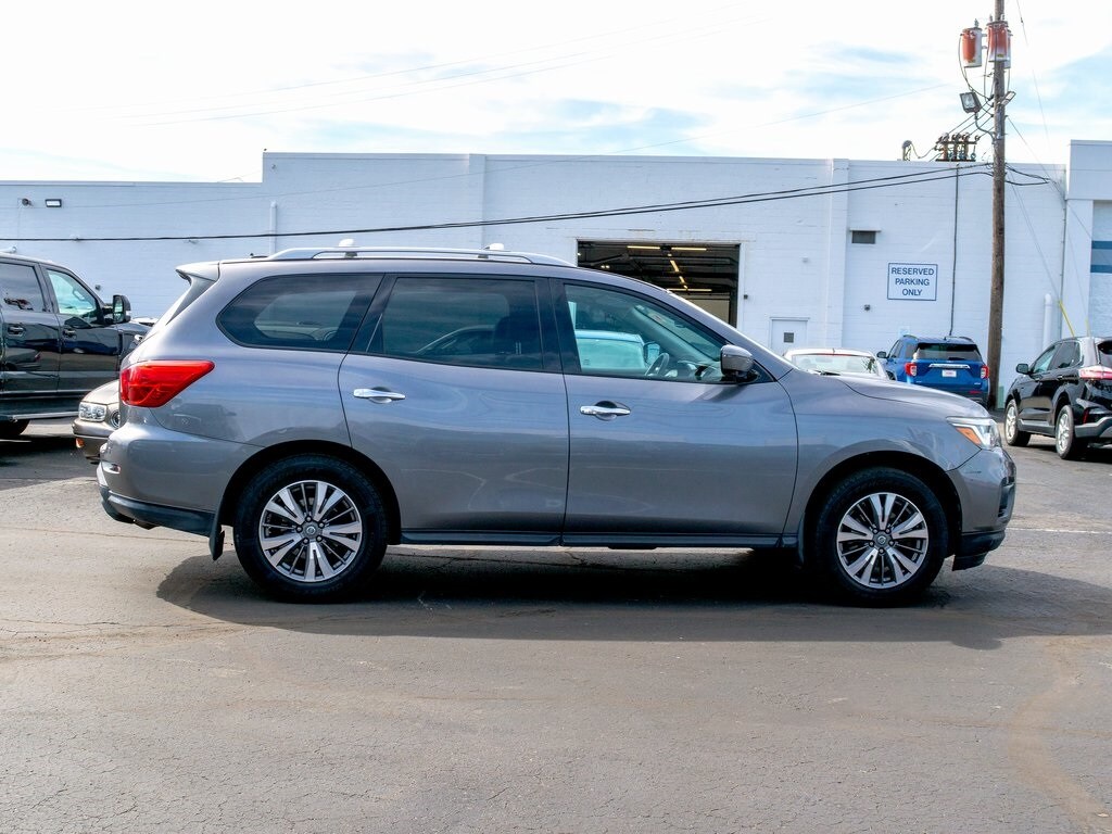 2017 Nissan Pathfinder SL photo 2