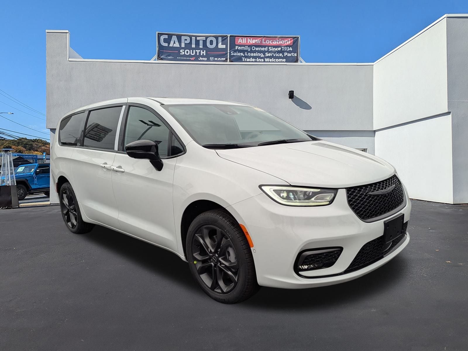 2026 Chrysler Pacifica Select's photo