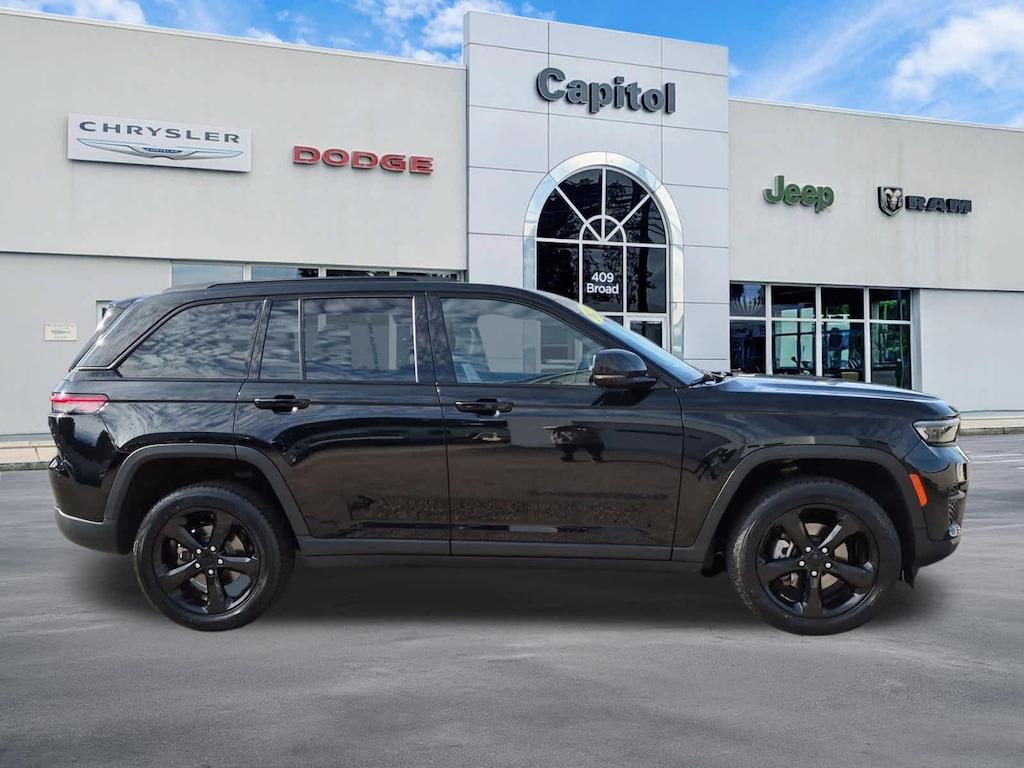 Used 2023 Jeep Grand Cherokee Altitude SUV