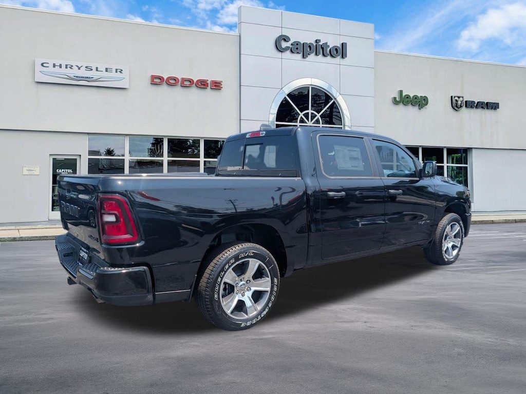 New 2026 Ram 1500 EXPRESS CREW CAB 4X4 5'7 BOX Pickup