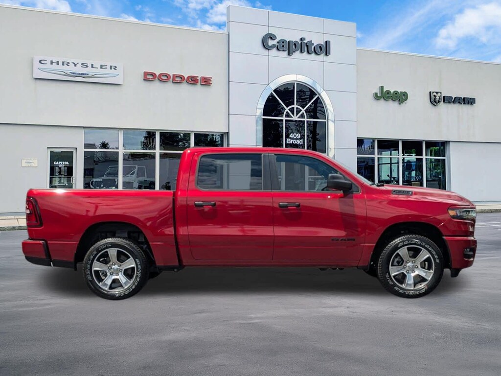 New 2026 Ram 1500 EXPRESS CREW CAB 4X4 5'7 BOX Pickup