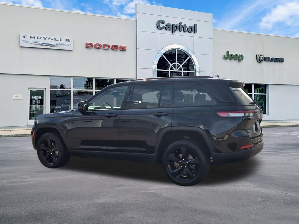 Used 2023 Jeep Grand Cherokee Altitude SUV