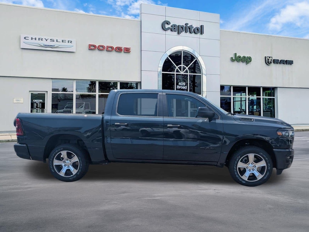 New 2026 Ram 1500 EXPRESS CREW CAB 4X4 5'7 BOX Pickup