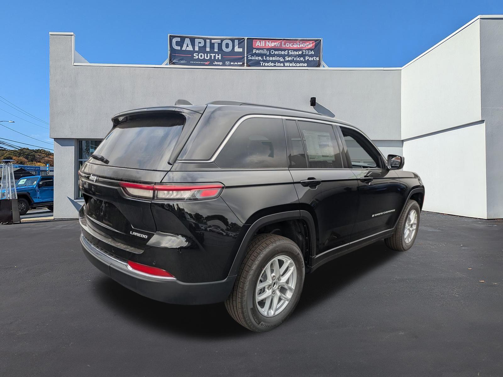 2025 Jeep Grand Cherokee Laredo photo 3