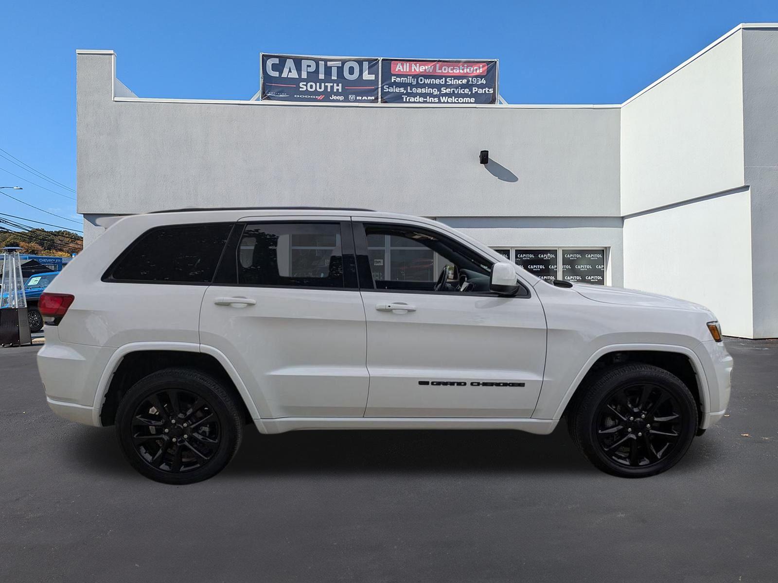 2022 Jeep Cherokee Laredo photo 2