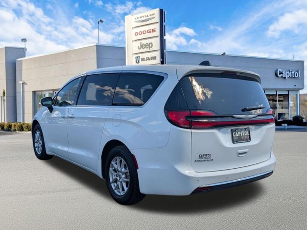 Used 2023 Chrysler Pacifica Touring L Minivan/Van