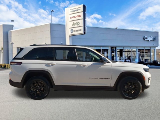 Used 2025 Jeep Grand Cherokee Altitude SUV